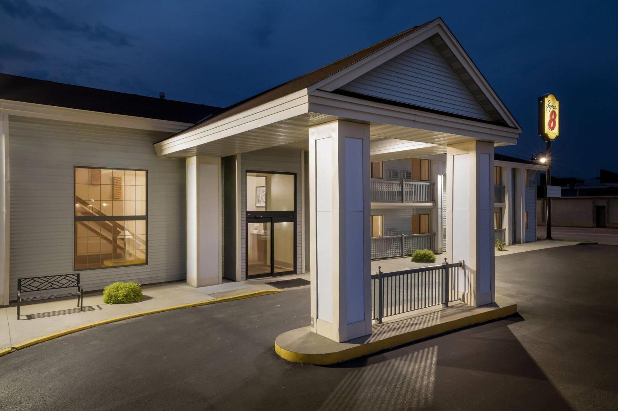 Super 8 By Wyndham La Crosse